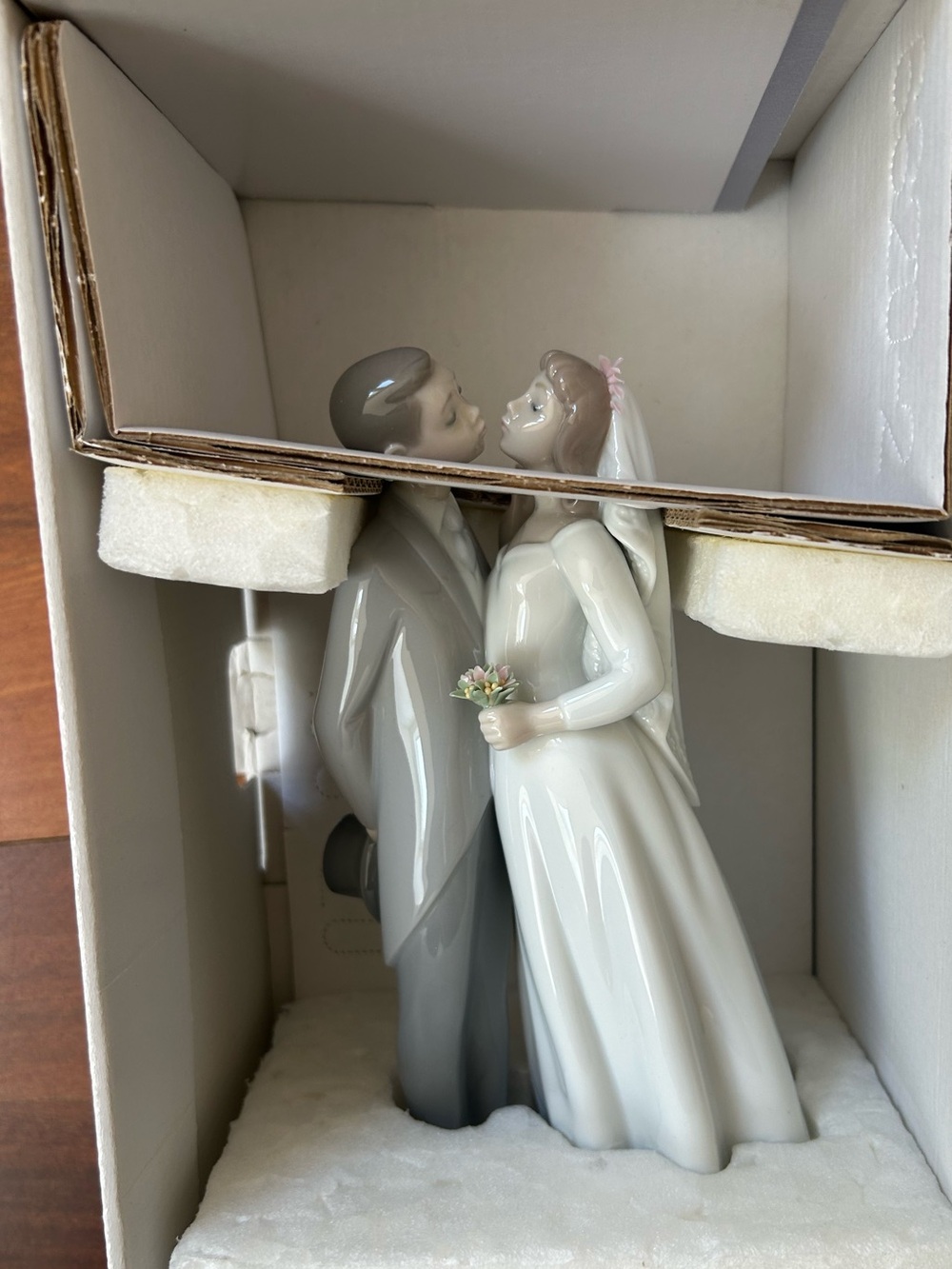 Lladro Bride and Groom Figurine - Besos De Boda - A Kiss to Remember